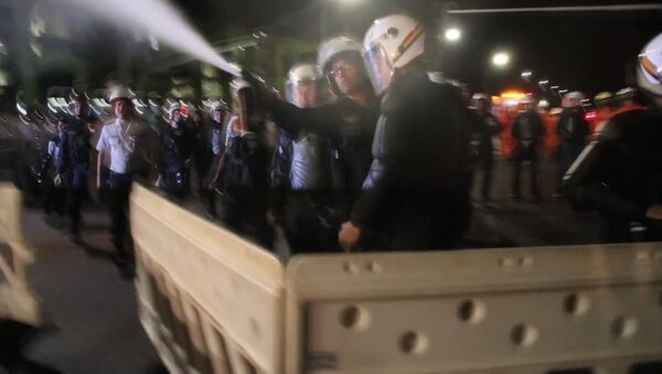 Бразильские полицейские газом разгоняли сторонников Роуссефф у здания сената - Sputnik Азербайджан