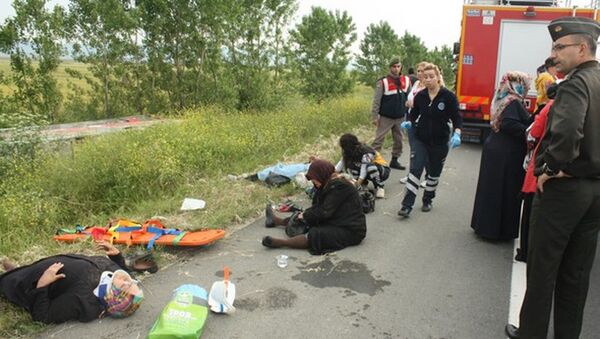 Пять человек погибли и 32 получили ранения в результате аварии туристического автобуса в провинции Чанаккале на северо-западе Турции - Sputnik Азербайджан