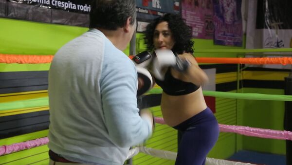 Ринг для будущей мамы: спортсменка боксирует на восьмом месяце беременности - Sputnik Азербайджан
