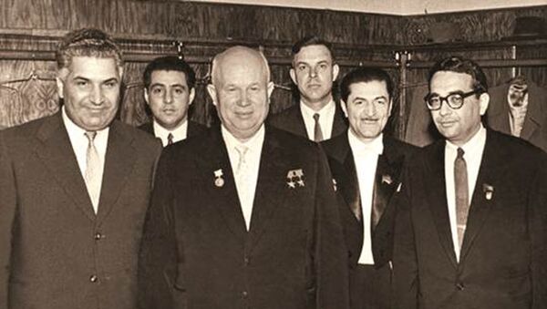 На фото, слева направо: первый секретарь ЦК КП Азербайджанской ССР Вели Ахундов, первый секретарь ЦК КПСС Никита Хрущев, маэстро Ниязи и композитор Кара Караев - Sputnik Azərbaycan