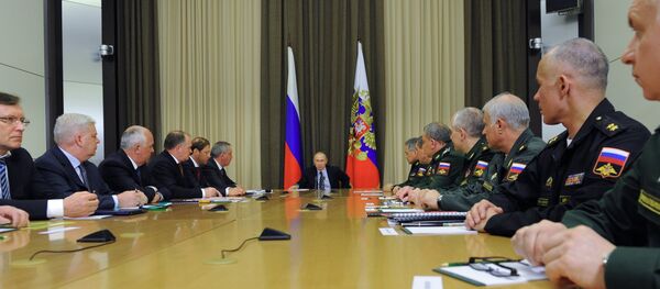 Президент РФ В. Путин провел совещание с военными в Сочи - Sputnik Азербайджан