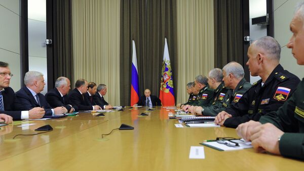 Президент РФ В. Путин провел совещание с военными в Сочи - Sputnik Азербайджан