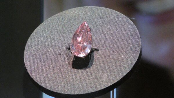 Уникальный розовый алмаз за 28 млн долларов показали перед аукционом Sotheby's - Sputnik Азербайджан