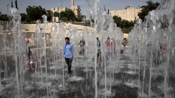 Люди прохлаждаются в фонтане в Старом городе Иерусалима. Архивное фото - Sputnik Азербайджан