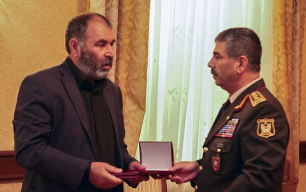 Cемьям Национальных героев переданы их посмертные награды - Sputnik Азербайджан
