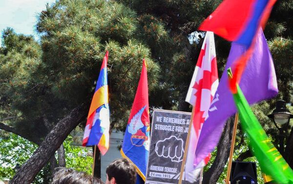 В Грузии были подняты флаги сепаратного арцаха и курдистана - Sputnik Азербайджан