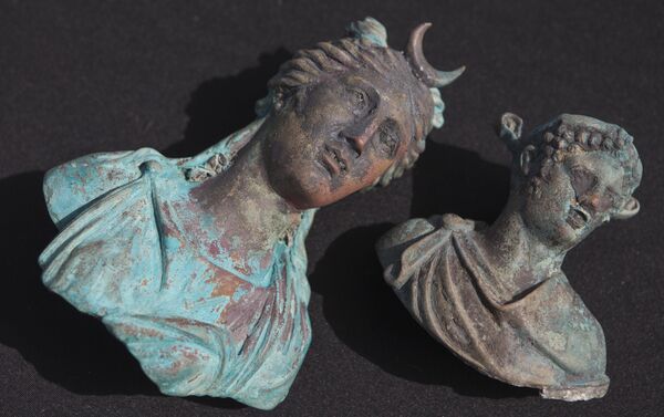 Редкие бронзовые артефакты, часть большого древнего морского груза торгового судна , затонувшего во время позднего римского периода 1600 лет назад - Sputnik Азербайджан