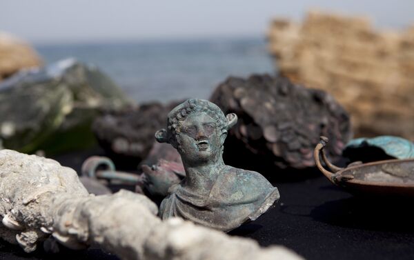 Редкие бронзовые артефакты, часть большого древнего морского груза торгового судна , затонувшего во время позднего римского периода 1600 лет назад - Sputnik Азербайджан