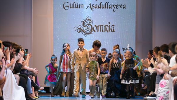 В рамках BakuFashionWeek состоялся показ детской коллекции под названием Somnia азербайджанского дизайнера Гюллюм Асадуллаевой - Sputnik Азербайджан