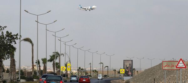 Самолет авиакомпании EgyptAir готовится совершить посадку в аэропорту Каира, Египет Самолет авиакомпании EgyptAir готовится совершить посадку в аэропорту Каира, Египет - Sputnik Азербайджан