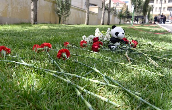 Бакинцы приходят почтить память погибших в страшном пожаре год назад - Sputnik Азербайджан