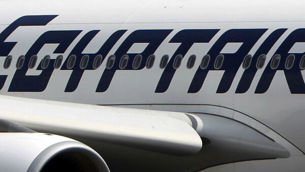 Самолет EgyptAir на взлетно-посадочной полосе в аэропорту Каира - Sputnik Azərbaycan