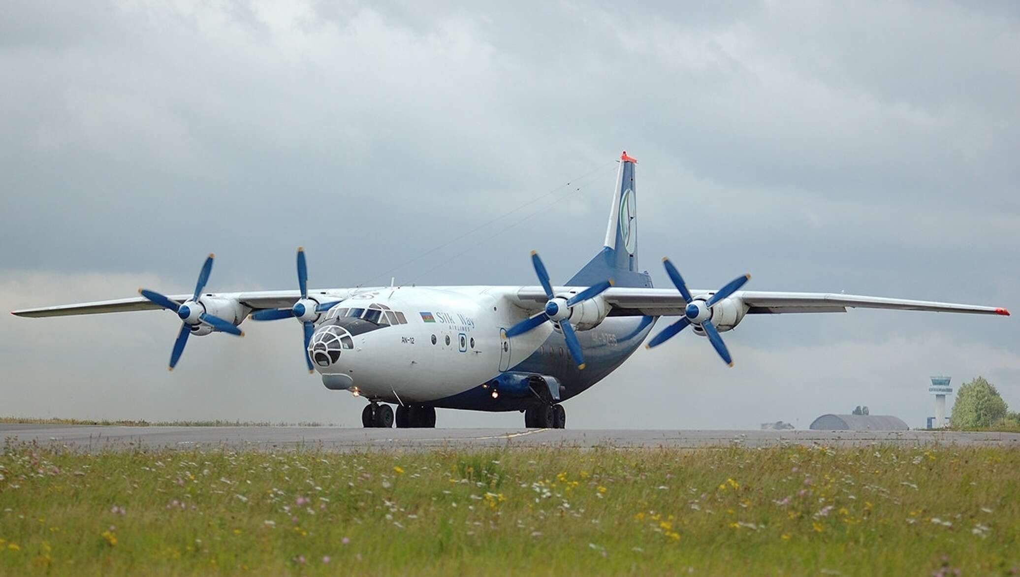 Белогорск самолет. Самолет АН 12. АН-12 военно-транспортный самолёт. Транспортный турбовинтовой самолет АН-12.