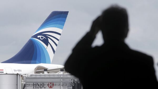 Самолет EgyptAir готовится к очередному полету по рейсу Париж-Каир в аэропорту Парижа - Sputnik Азербайджан