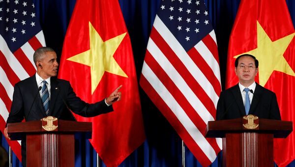 ABŞ prezidenti Barak Obama Vyetnamın dövlət başçısı Çıonq Tan Şanq ilə birgə mətbuat konfransı zamanı - Sputnik Azərbaycan