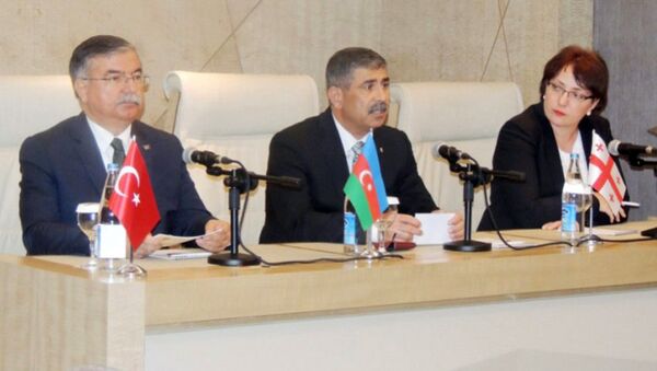 Трехсторонняя встреча министров обороны Азербайджана, Турции и Грузии в Габале - Sputnik Азербайджан