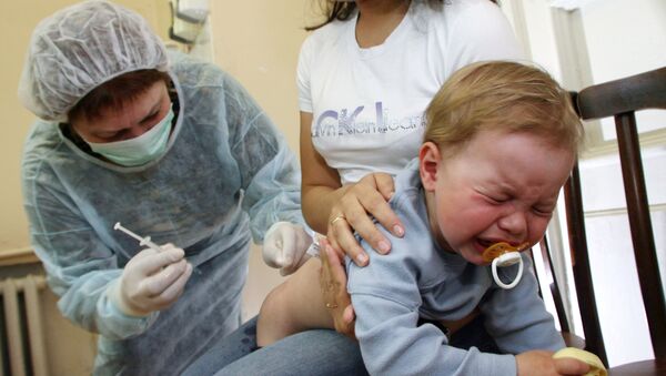 Прививка малыша в детской поликлинике, архивное фото - Sputnik Азербайджан