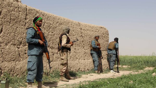 Афганские полицейские дежурят во время боя с Талибами - Sputnik Азербайджан