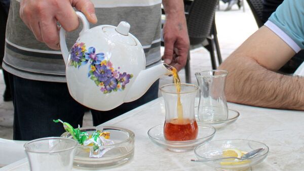 Чайханщик наливает чай в стакан армуду - Sputnik Азербайджан