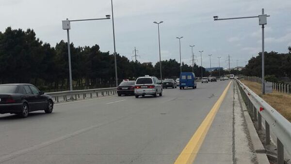 Вдоль скоростной автомобильной трассы Баку-Губа отсутствуют пешеходные переходы и зебры - Sputnik Азербайджан