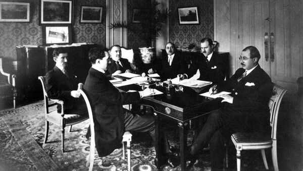 Азербайджанская делегация в Париже в отеле Гларидж во время Парижской мирной конференции, 1919 год. Во главе делегации (в центре) – председатель парламента Алимардан-бек Топчибашев - Sputnik Азербайджан