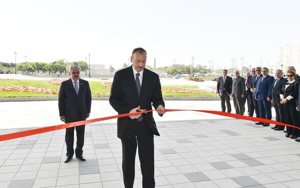 Prezident İlham Əliyev binanın rəmzi açılışını bildirən lenti kəsir - Sputnik Azərbaycan