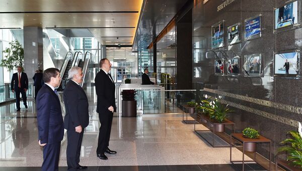 Ильхам Алиев принял участие с открытии нового административного здания Государственной нефтяной компании - Sputnik Азербайджан