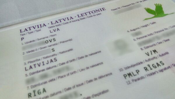 Разворот латвийского паспорта - Sputnik Азербайджан