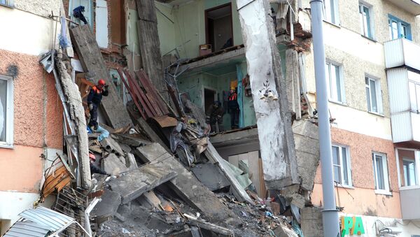 Обрушение подъезда пятиэтажного жилого дома в Междуреченске - Sputnik Азербайджан