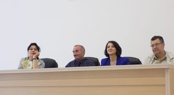 Tədbiri giriş sözü ilə açan məktəbin direktoru Vəfa Seyidova, Azərbaycan Xalq Cümhuriyyətinin (AXC) yarandığı tarixi dövrə nəzər salıb. O müstəqil respublikamızın AXC-nin varisi olduğunu vurğulayıb Tədbiri giriş sözü ilə açan məktəbin direktoru Vəfa Seyidova, Azərbaycan Xalq Cümhuriyyətinin (AXC) yarandığı tarixi dövrə nəzər salıb. O müstəqil respublikamızın AXC-nin varisi olduğunu vurğulayıb - Sputnik Azərbaycan