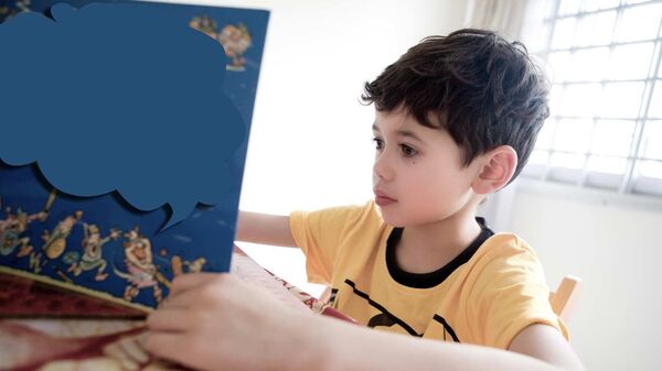 Kitab oxuyan uşaq. Arxiv şəkli - Sputnik Azərbaycan