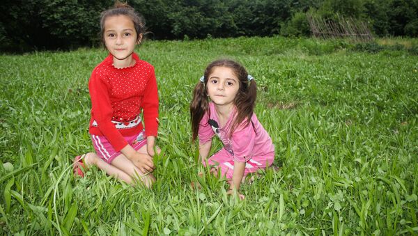 Девочки на лесной лужайке - Sputnik Азербайджан