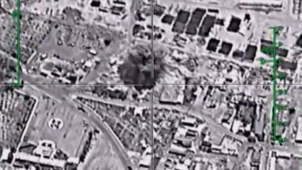 Кадры уничтожения российскими Су-34 нефтяных объектов ИГ в Сирии - Sputnik Азербайджан