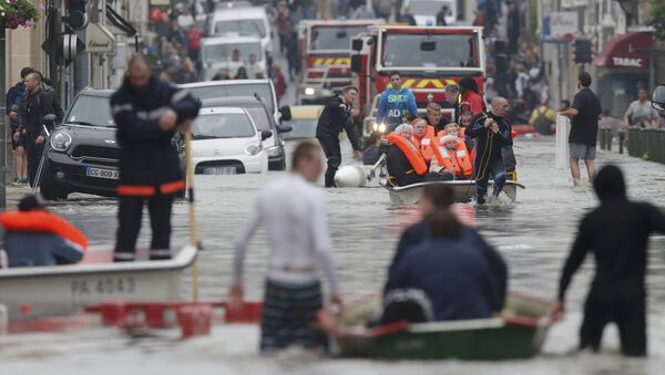 Проливные дожди стали причиной наводнений во Франции - Sputnik Азербайджан