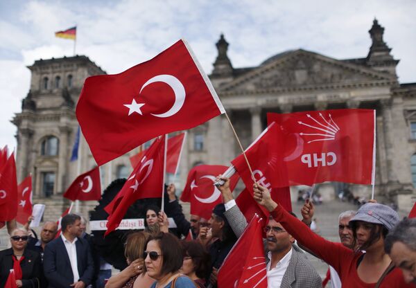Nümayişə təxminən 10 min adam qatılıb Nümayişə təxminən 10 min adam qatılıb - Sputnik Azərbaycan
