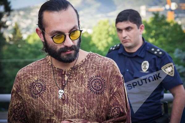 Участник акции, выступающий за легализацию марихуаны, и сотрудник грузинской полиции - Sputnik Азербайджан