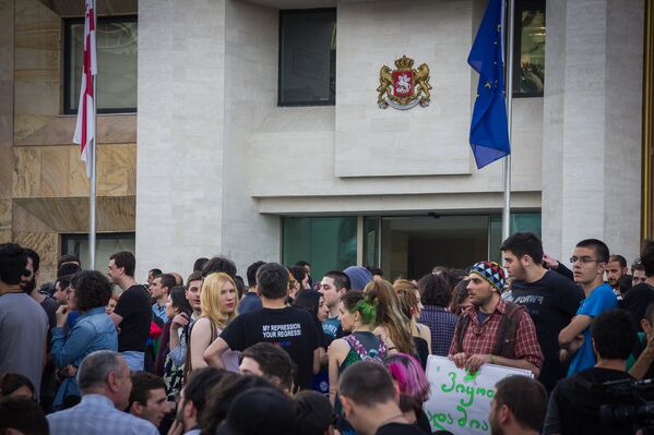 У входа в здание правительственной администрации во время проведения акции за легализацию марихуаны - Sputnik Азербайджан