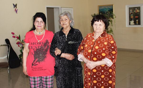 Мина ханум говорит, что счастлива в Доме престарелых Мина ханум говорит, что счастлива в Доме престарелых - Sputnik Азербайджан