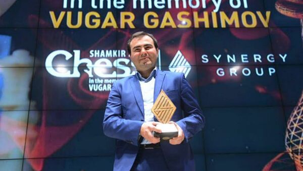 Şəhriyar Məmmədyarova Shamkir Chess 2016 turninin qalibi üçün hazırlanan kubok təqdim edilib - Sputnik Azərbaycan
