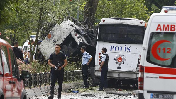 Полицейский автобус был мишенью взрыва в центре Стамбула - Sputnik Азербайджан