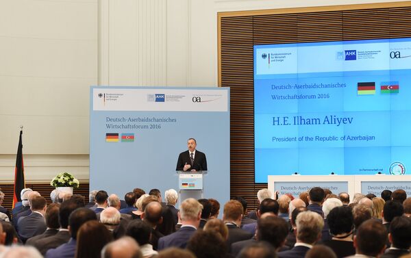 В своем выступлении Президент Ильхам Алиев отметил, что Германия и Азербайджан являются хорошими партнерами и между ними активно ведется политический диалог - Sputnik Азербайджан