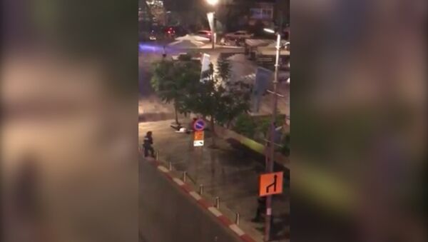 Двое палестинцев устроили теракт у рынка в Тель-Авиве. Кадры с места событий - Sputnik Азербайджан