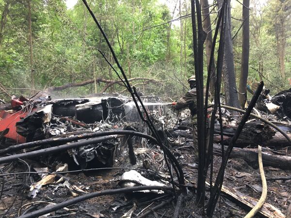 На месте крушения истребителя Су-27 в Подмосковье На месте крушения истребителя Су-27 в Подмосковье - Sputnik Азербайджан