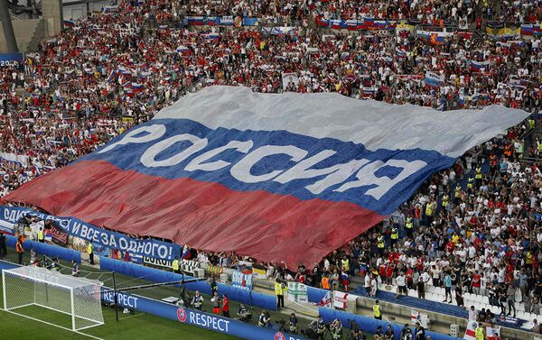 Болельщики сборной России растянули огромный флаг перед игрой во французском городе Марсель на стадионе Велодром - Sputnik Азербайджан