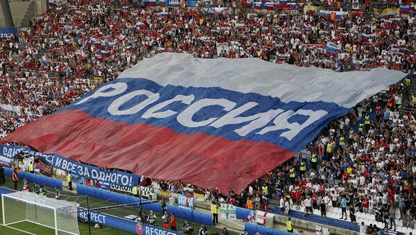Болельщики сборной России растянули огромный флаг перед игрой во французском городе Марсель на стадионе Велодром - Sputnik Азербайджан