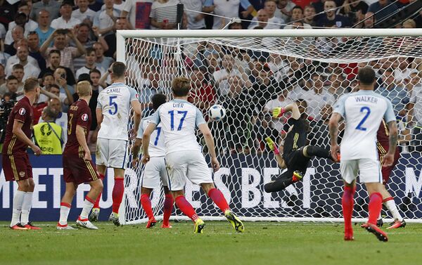 Первый гол в матче на 73-й минуте со штрафного забил игрок англичан Эрик Дайер - Sputnik Азербайджан