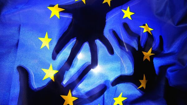 Силуэты рук видны за флагом Евросоюза. Архивное фото - Sputnik Азербайджан