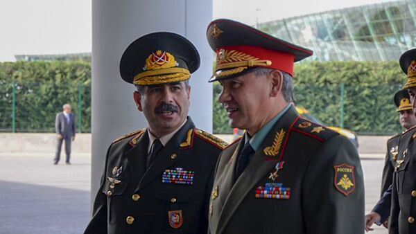 Министр обороны Азербайджана Закир Гасанов со своим российским коллегой Сергеем Шойгу - Sputnik Азербайджан