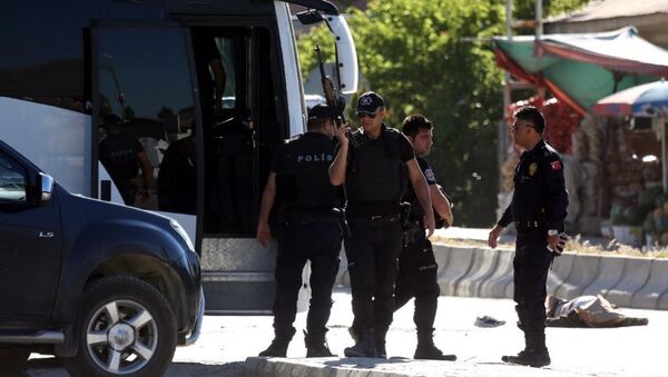 Van’ın merkez İpekyolu İlçesi Sebze Hali Kavşağı’nda güvenlik güçleri ile PKK’lılar arasında çatışma çıktı. Çatışmada 1’i sağ 3’ü ölü olmak üzere 4 PKK’lı ele geçirilirken, 1 polis memuru da yaralandı. - Sputnik Azərbaycan