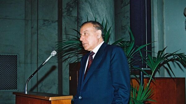 Heydər Əliyevin Amerikadakı Azərbaycan Mədəniyyət Cəmiyyətinin nümayəndələri ilə görüşündə çıxışı. Çikaqo, 4 avqust 1997-ci il - Sputnik Azərbaycan